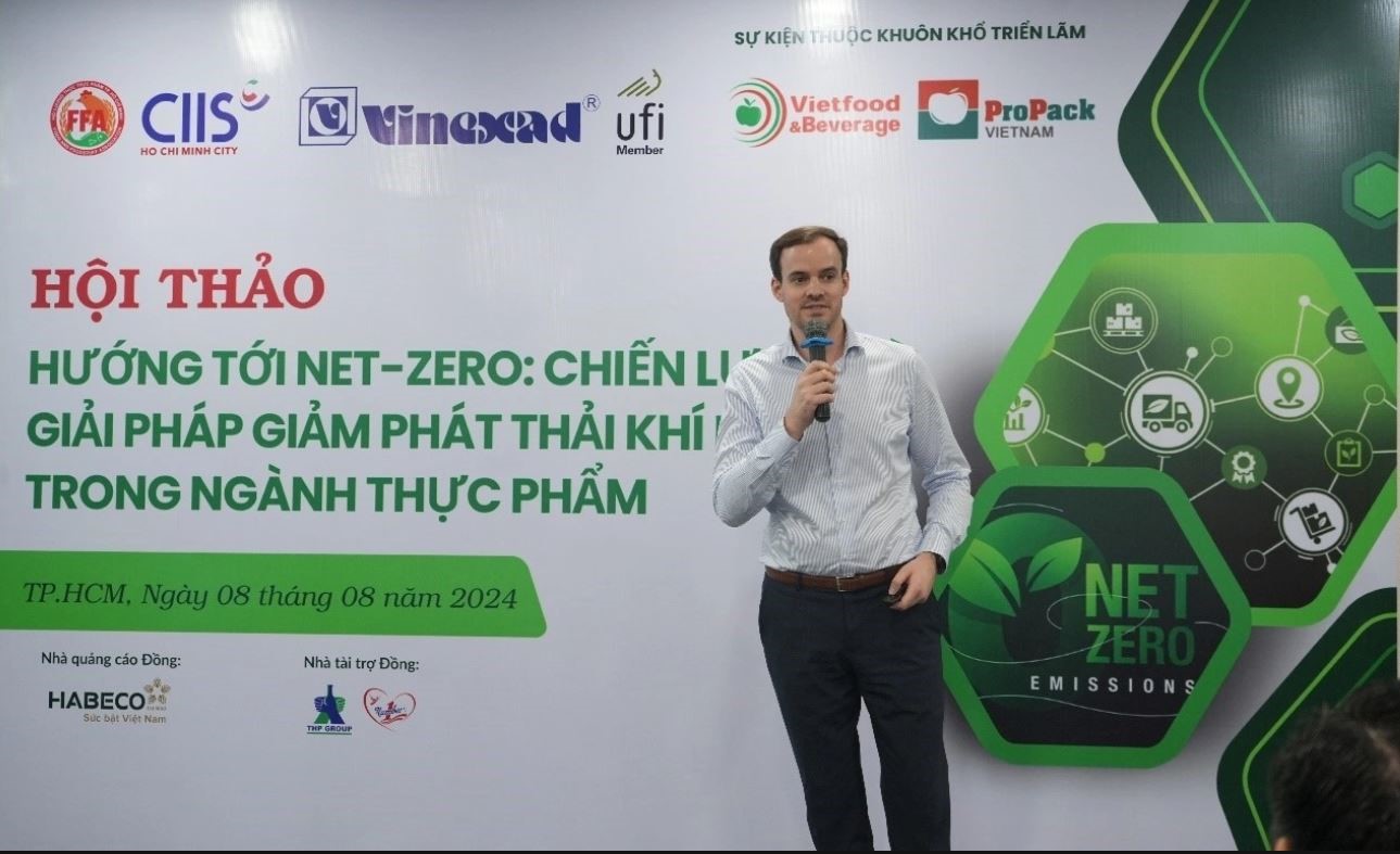 “The aseptic process is a sophisticated, tightly integrated system of preparation, mixing, ultra-high temperature (UHT) sterilization, filling, and sealing—all within a sterile environment,” explains Mr. Vincent Mauer, General Director of GEA Vietnam and the Philippines. Every bottle of Trà Xanh Không Độ undergoes UHT sterilization and is filled in a sterile chamber using pre-sterilized bottles and caps, with sterile water and environment control—ensuring product purity from start to finish. The result? A green tea beverage that retains the distinctive aroma and mildly bitter notes of high-quality Thai Nguyen tea leaves, while meeting the rising demand for clean-label, health-oriented drinks.